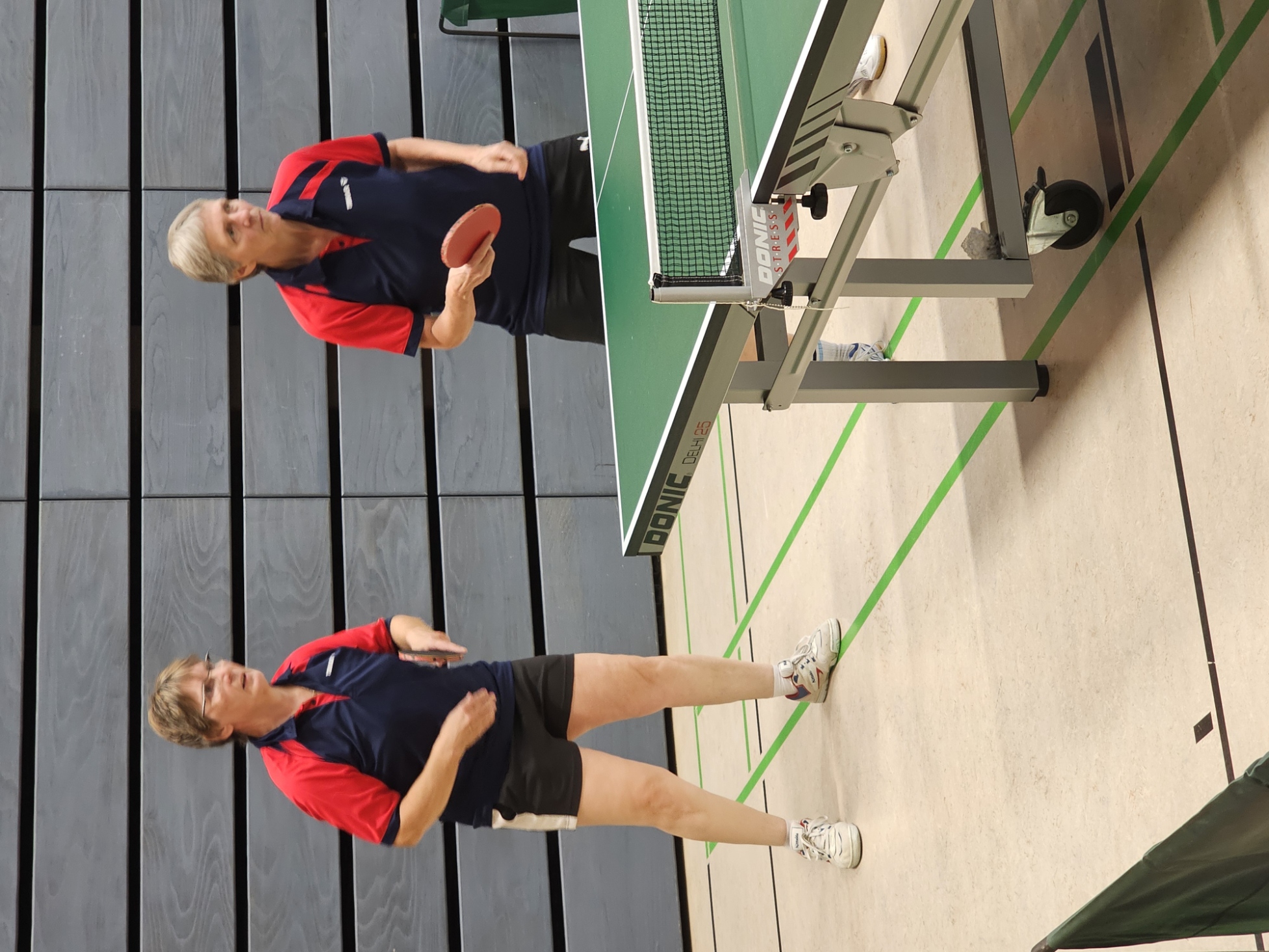 Silke und Antje konzentriert am Tisch