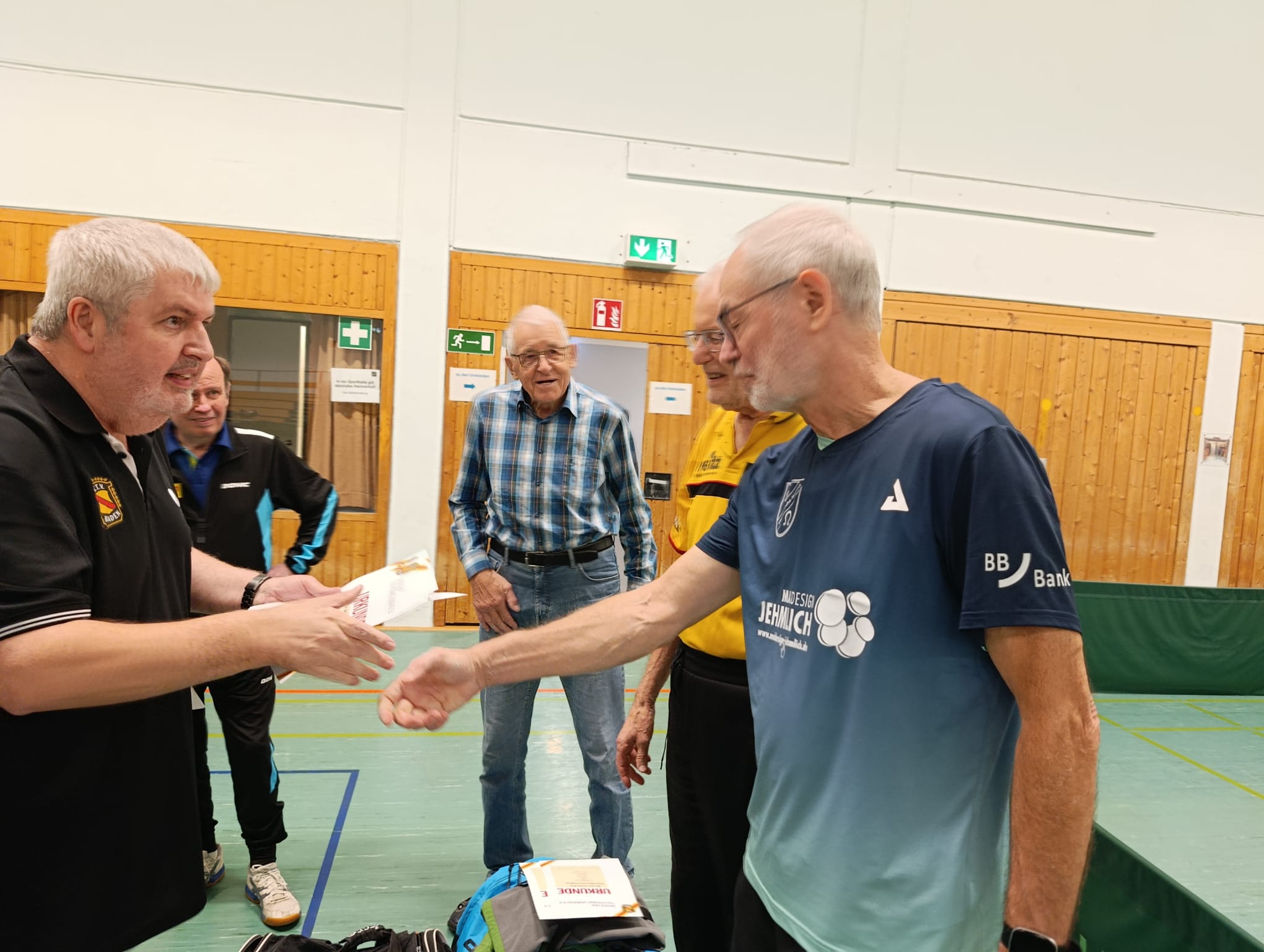 BaTTV-Seniorenwart Karl-Heinz Gille (links) gratuliert.