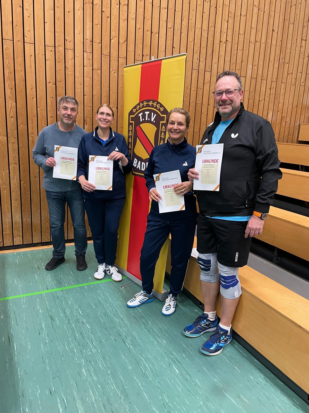 Siegerehrung im Mixed der Senioren 40 (v. l.): die Vizemeister Peter Rohrbach und Sabine Jakoby sowie die Badischen Meister Sabine Weil und Mike Seidel.