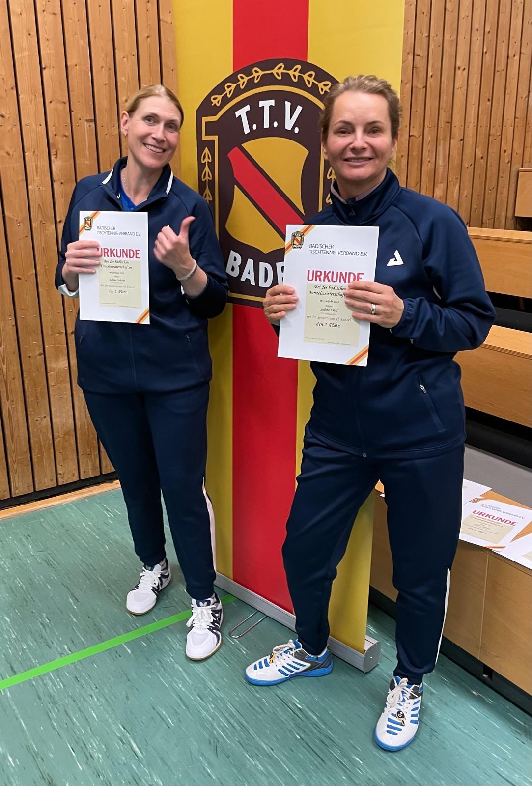 Vereinsduell um den Titel: Sabine Jakoby (links) gewann das Einzel der Seniorinnen 45 vor ihrer Teamkollegin Sabine Weil (beide TTV Weinheim-West). Zusammen holten die beiden auch das Doppel.